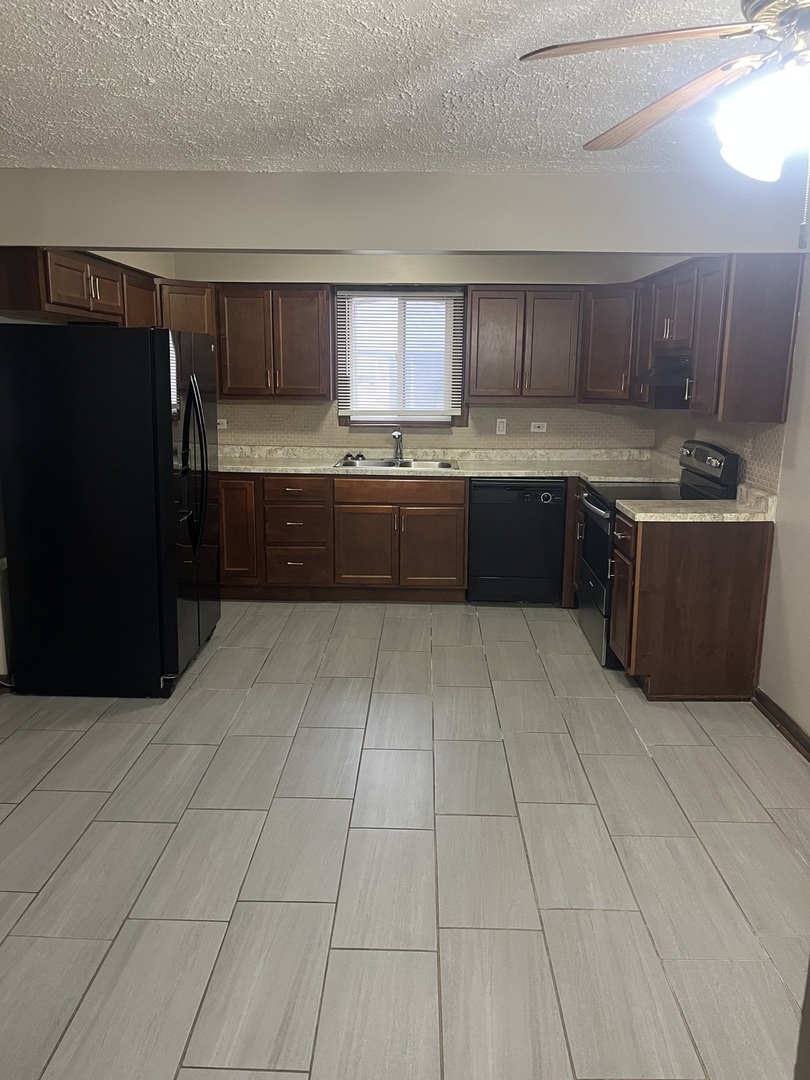 14747 S KENTON Avenue #3C, Midlothian, IL 60445