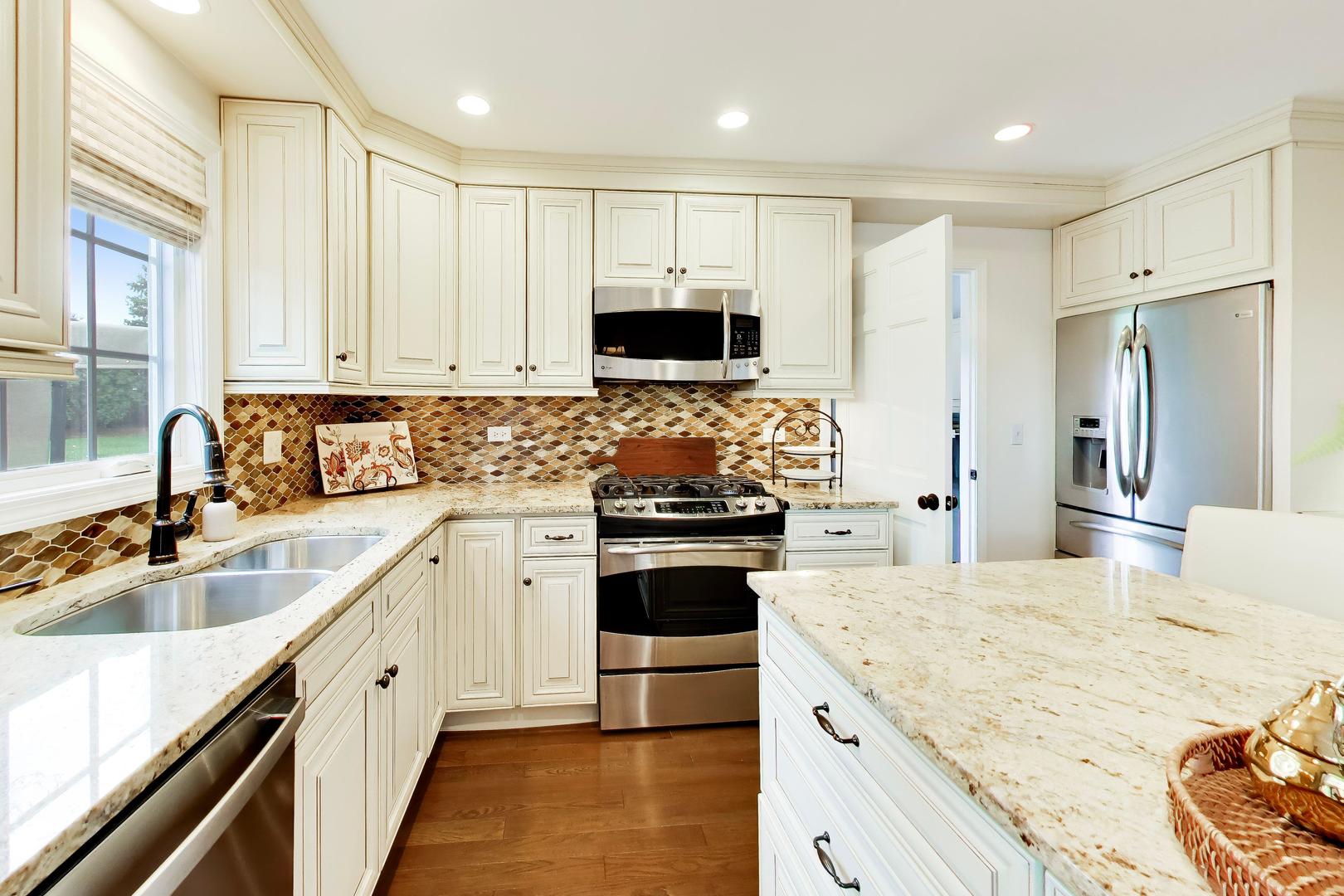 860 S Carriageway Lane, Palatine, IL 60067