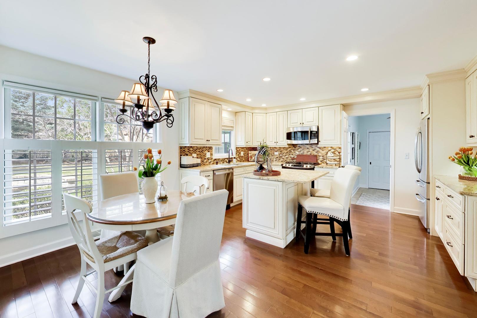 860 S Carriageway Lane, Palatine, IL 60067