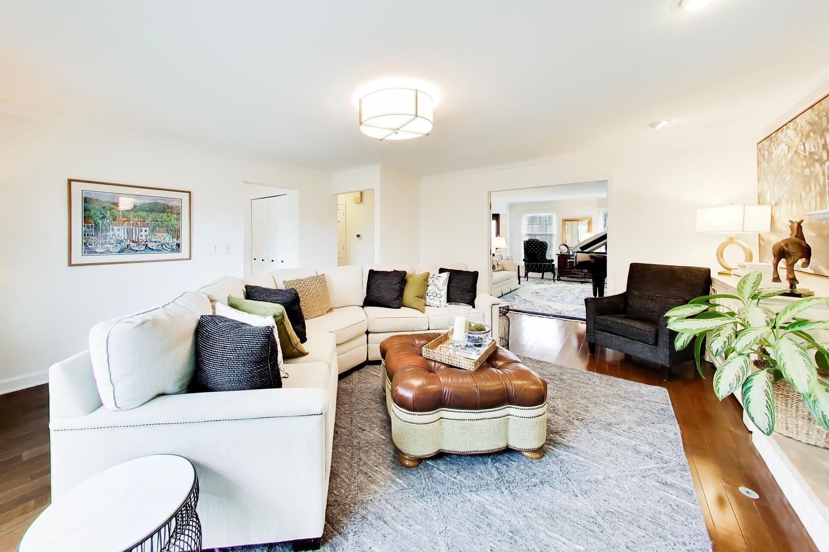 860 S Carriageway Lane, Palatine, IL 60067