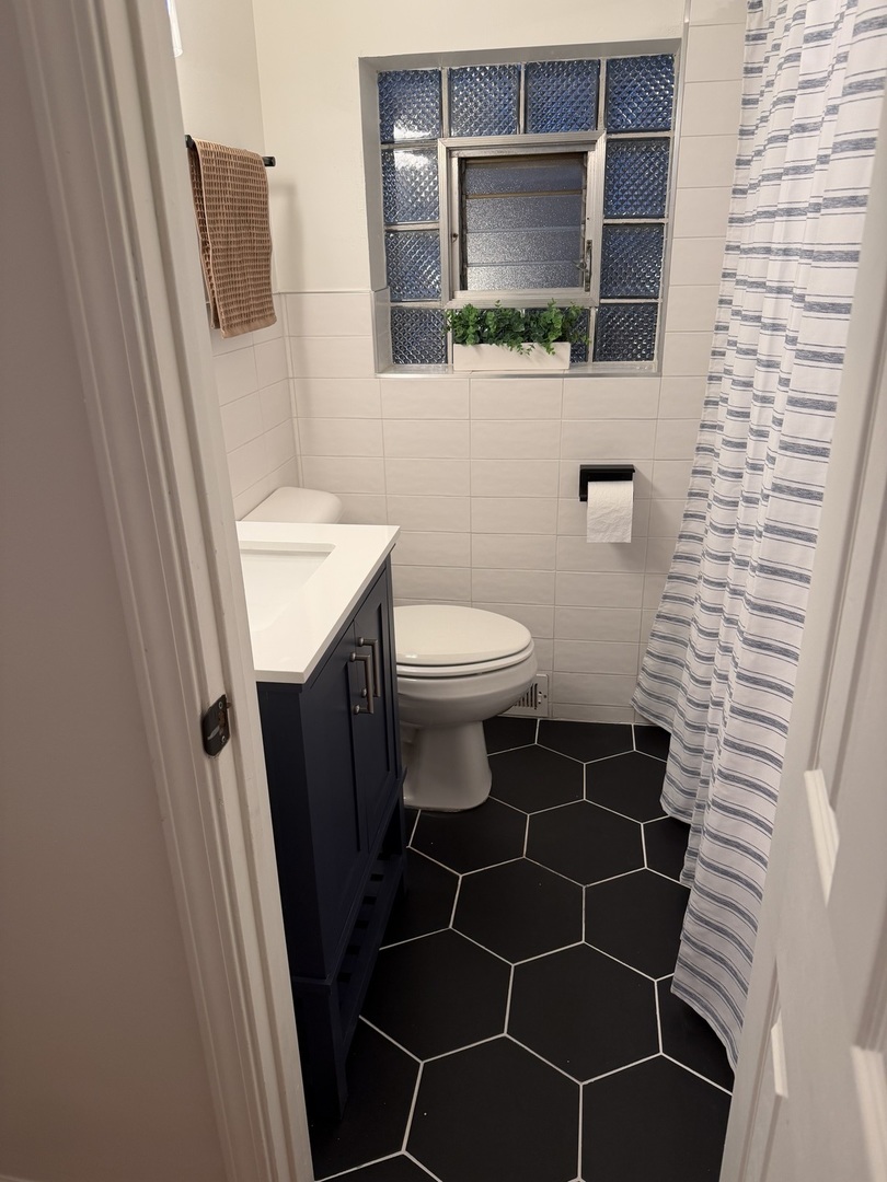 3750 N Pioneer Avenue, Chicago, IL 60634