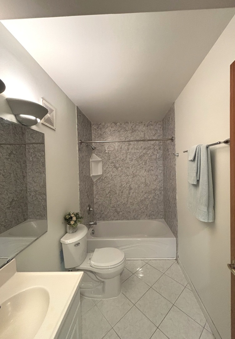 112 Mullingar Court #3C, Schaumburg, IL 60193