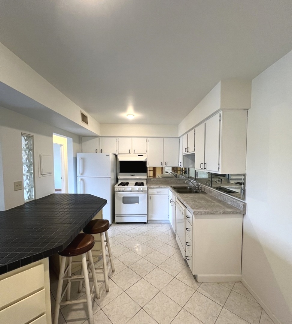 112 Mullingar Court #3C, Schaumburg, IL 60193