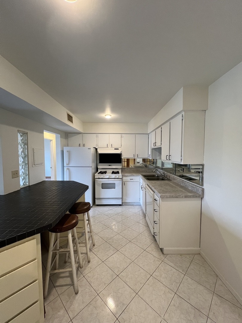 112 Mullingar Court #3C, Schaumburg, IL 60193