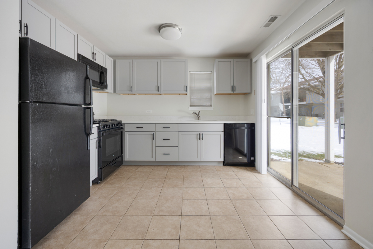 527 E Shag Bark Lane #A, Streamwood, IL 60107