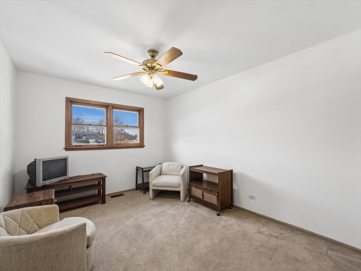 1000 Lancaster Court, Hoffman Estates, IL 60169