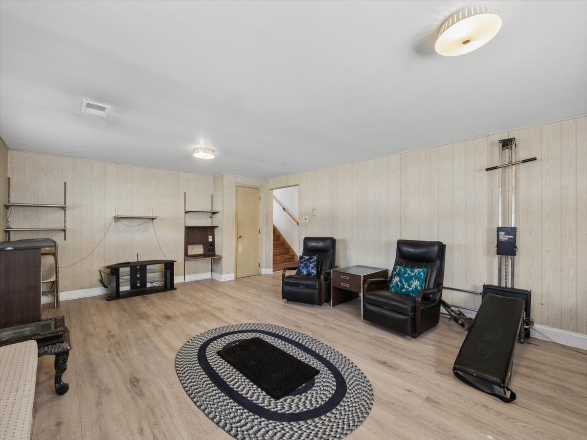 1000 Lancaster Court, Hoffman Estates, IL 60169