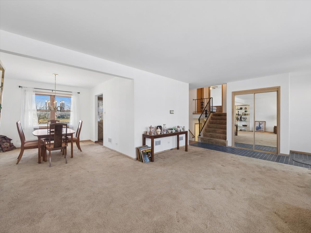 1000 Lancaster Court, Hoffman Estates, IL 60169