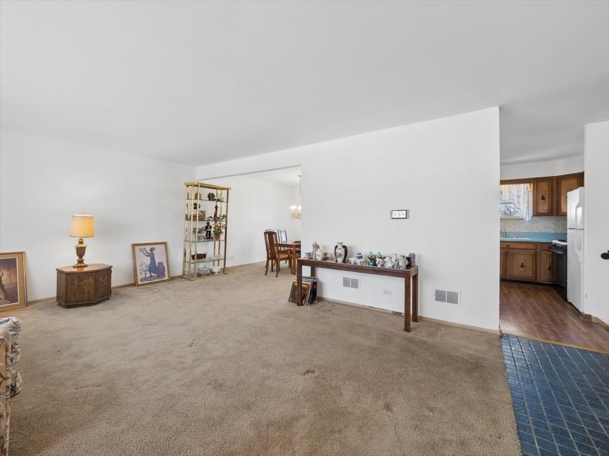 1000 Lancaster Court, Hoffman Estates, IL 60169