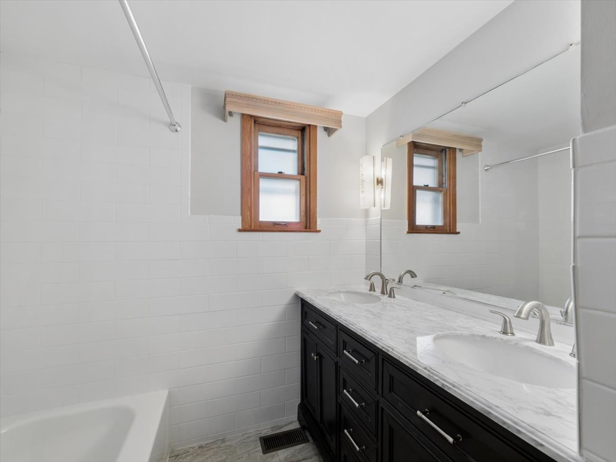 1000 Lancaster Court, Hoffman Estates, IL 60169