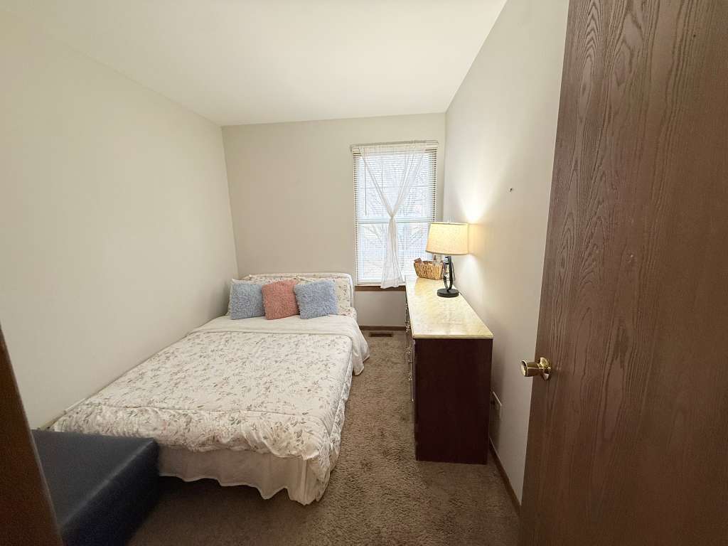 640 Pleasant Place, Island Lake, IL 60042