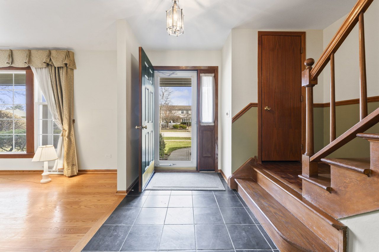 2007 E Robinhood Lane, Arlington Heights, IL 60004