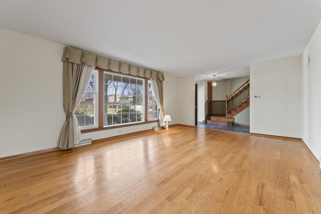 2007 E Robinhood Lane, Arlington Heights, IL 60004