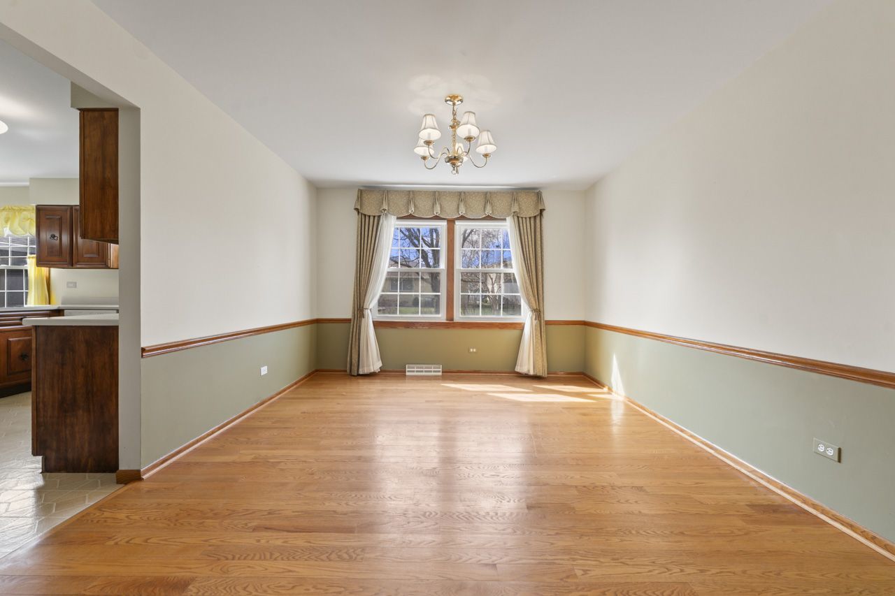 2007 E Robinhood Lane, Arlington Heights, IL 60004