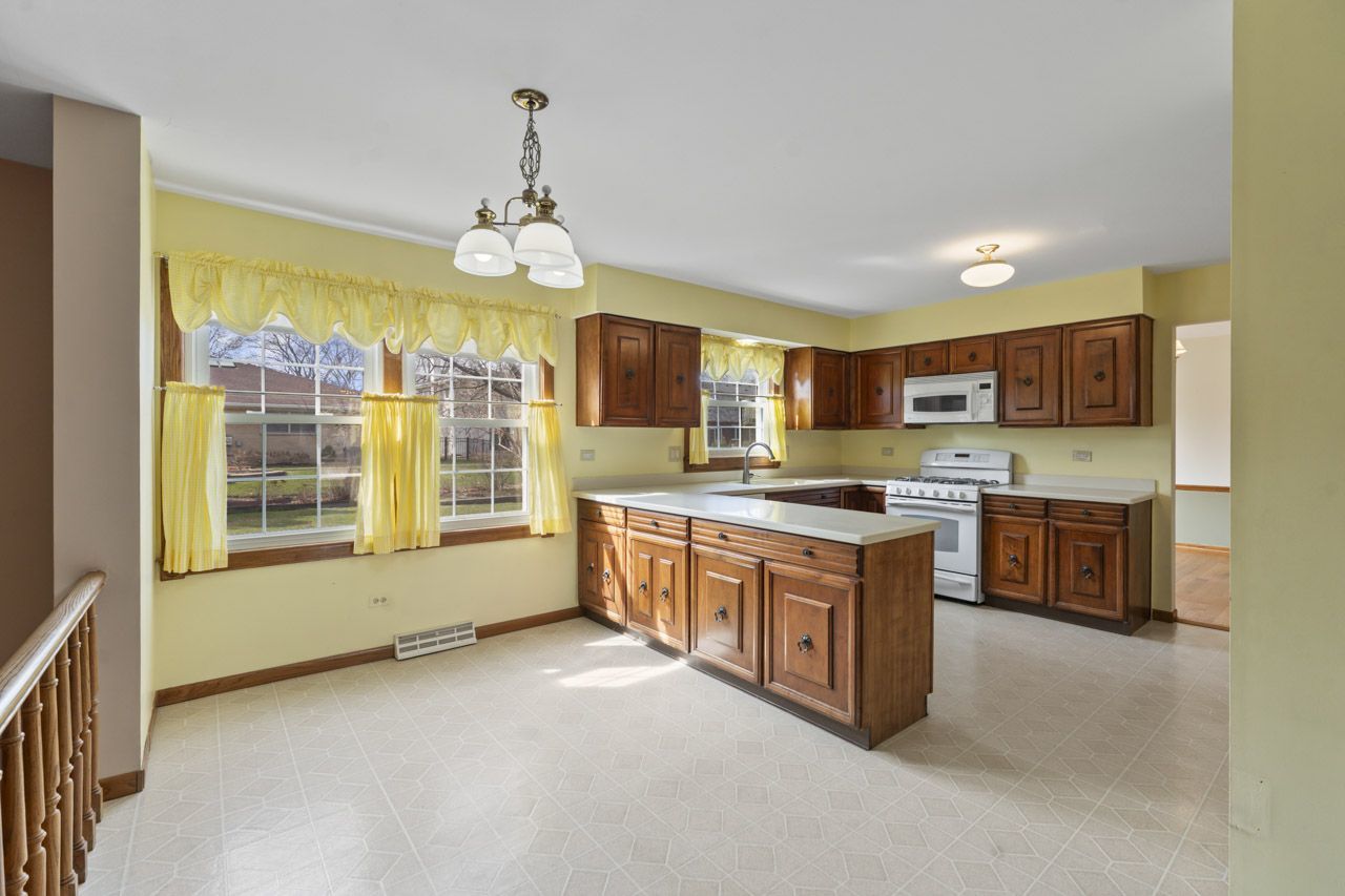 2007 E Robinhood Lane, Arlington Heights, IL 60004