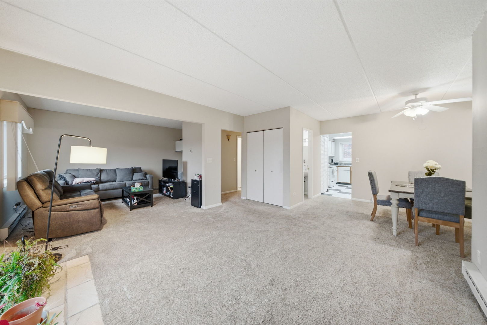 940 N Rohlwing Road #201A, Addison, IL 60101