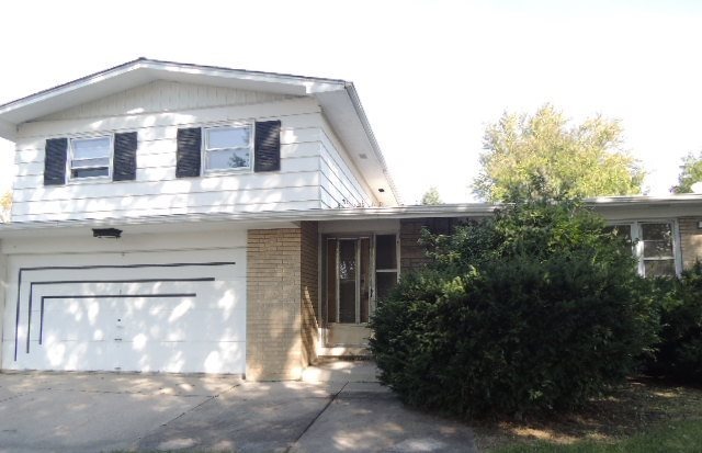 831 W Arquilla Drive, Glenwood, IL 60425