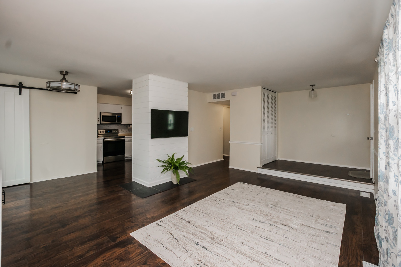 837 Carnaby Court, Schaumburg, IL 60194