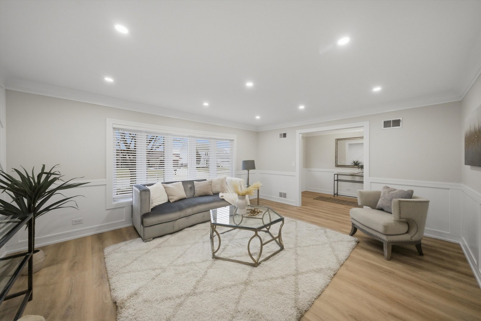 707 S Noah Terrace, Mount Prospect, IL 60056