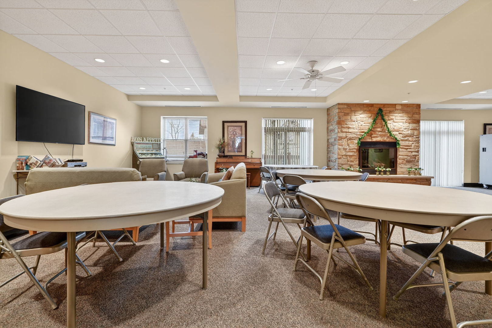 9355 Irving Park Road #122, Schiller Park, IL 60176