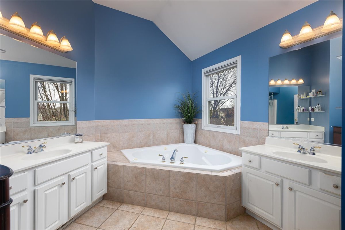 130 Alderwood Lane, Aurora, IL 60504