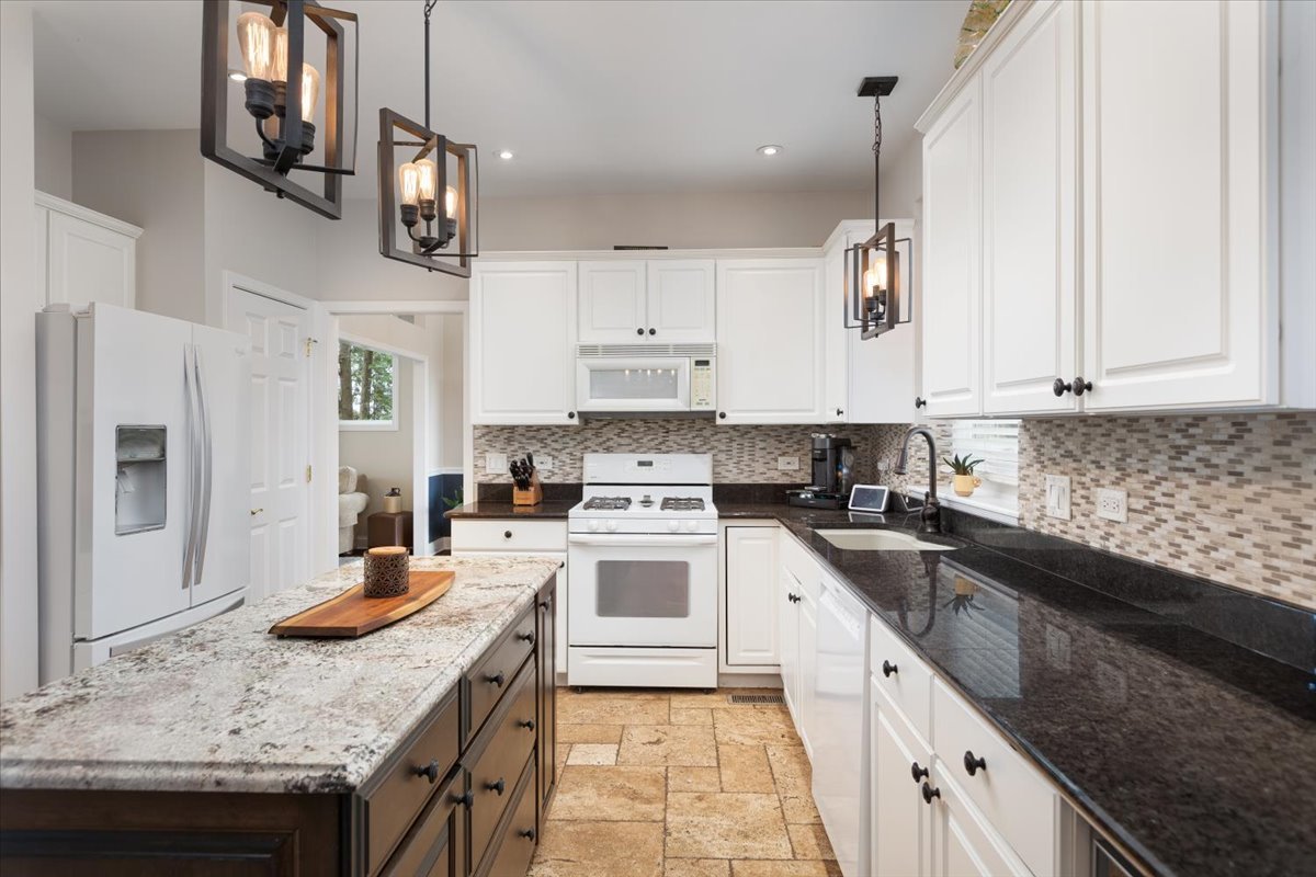 130 Alderwood Lane, Aurora, IL 60504