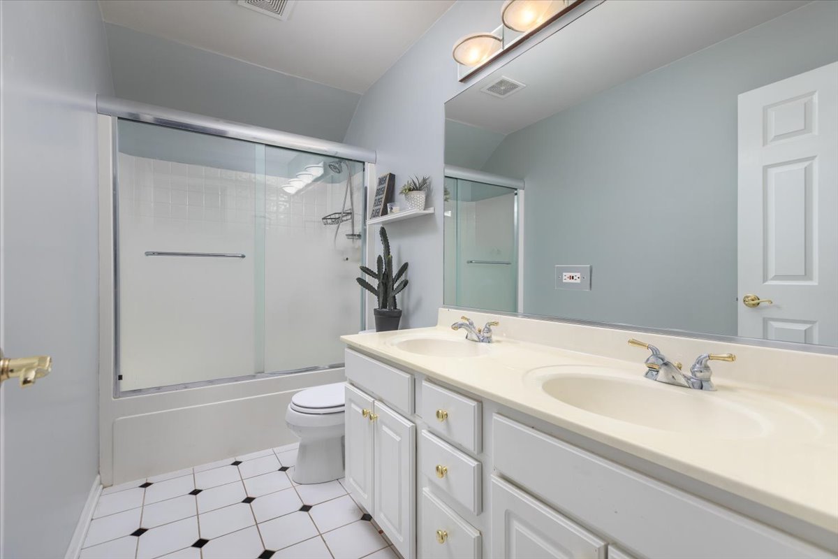 130 Alderwood Lane, Aurora, IL 60504