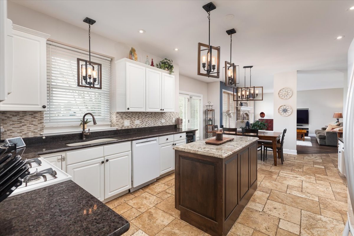 130 Alderwood Lane, Aurora, IL 60504