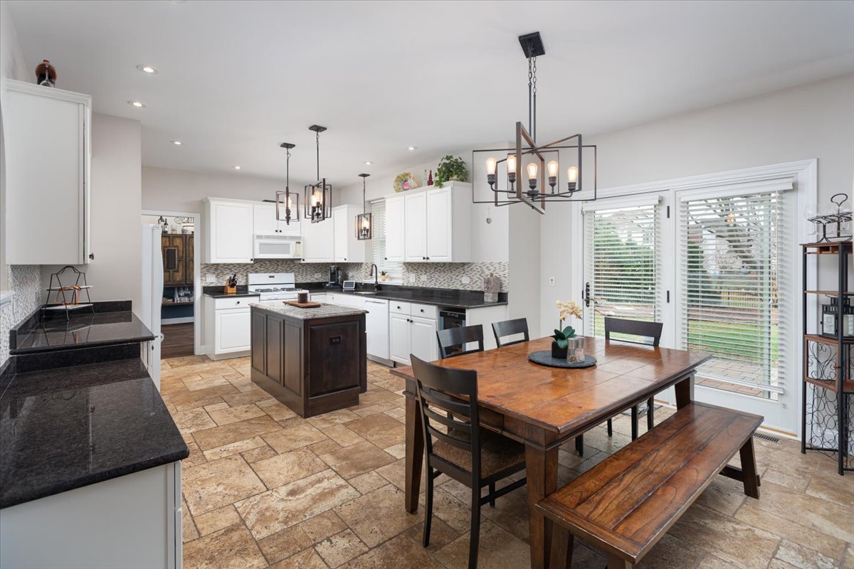 130 Alderwood Lane, Aurora, IL 60504