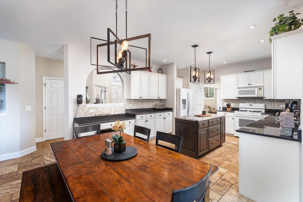 130 Alderwood Lane, Aurora, IL 60504