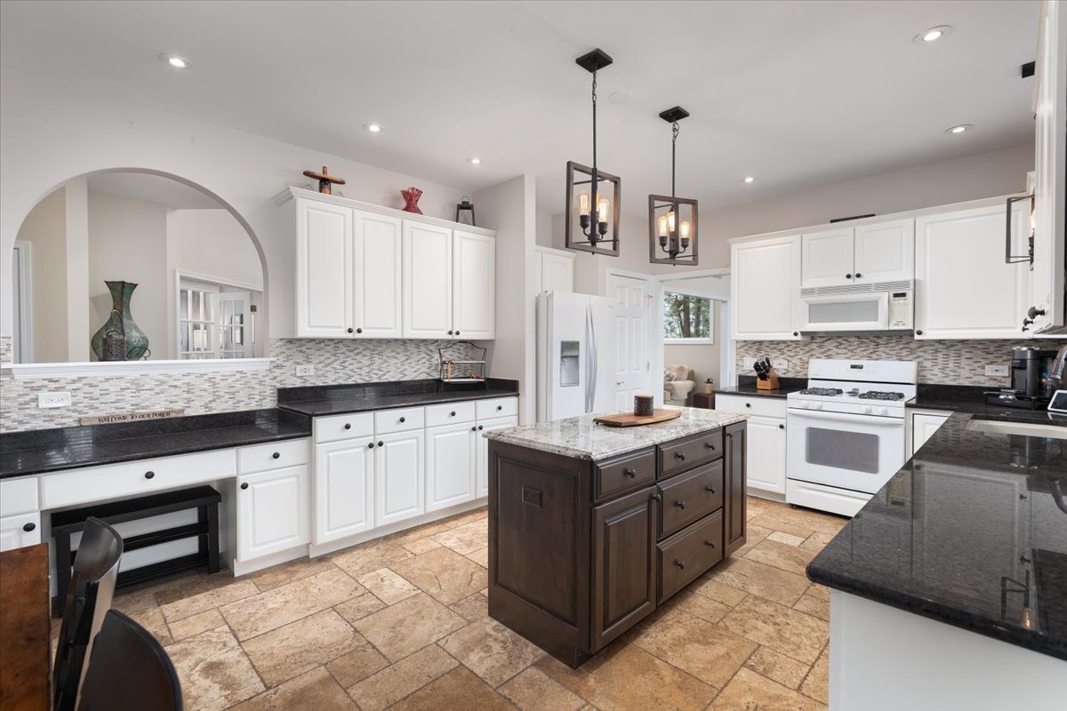 130 Alderwood Lane, Aurora, IL 60504