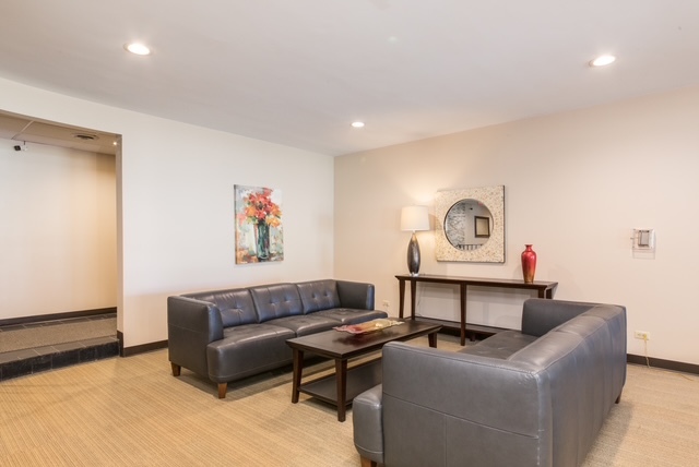 2400 WINDSOR MALL #2H, Park Ridge, IL 60068