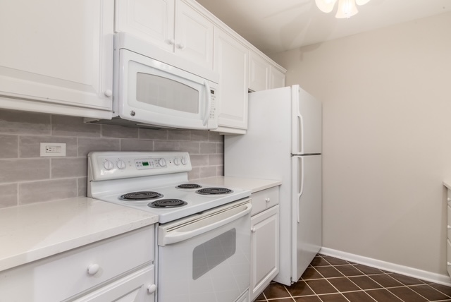 2400 WINDSOR MALL #2H, Park Ridge, IL 60068