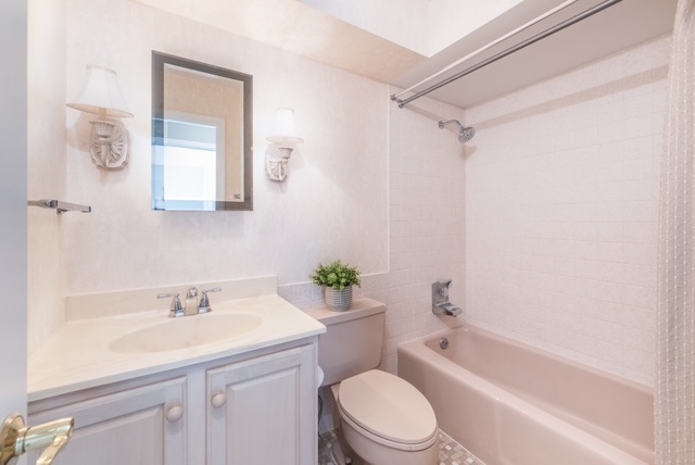 2400 WINDSOR MALL #2H, Park Ridge, IL 60068