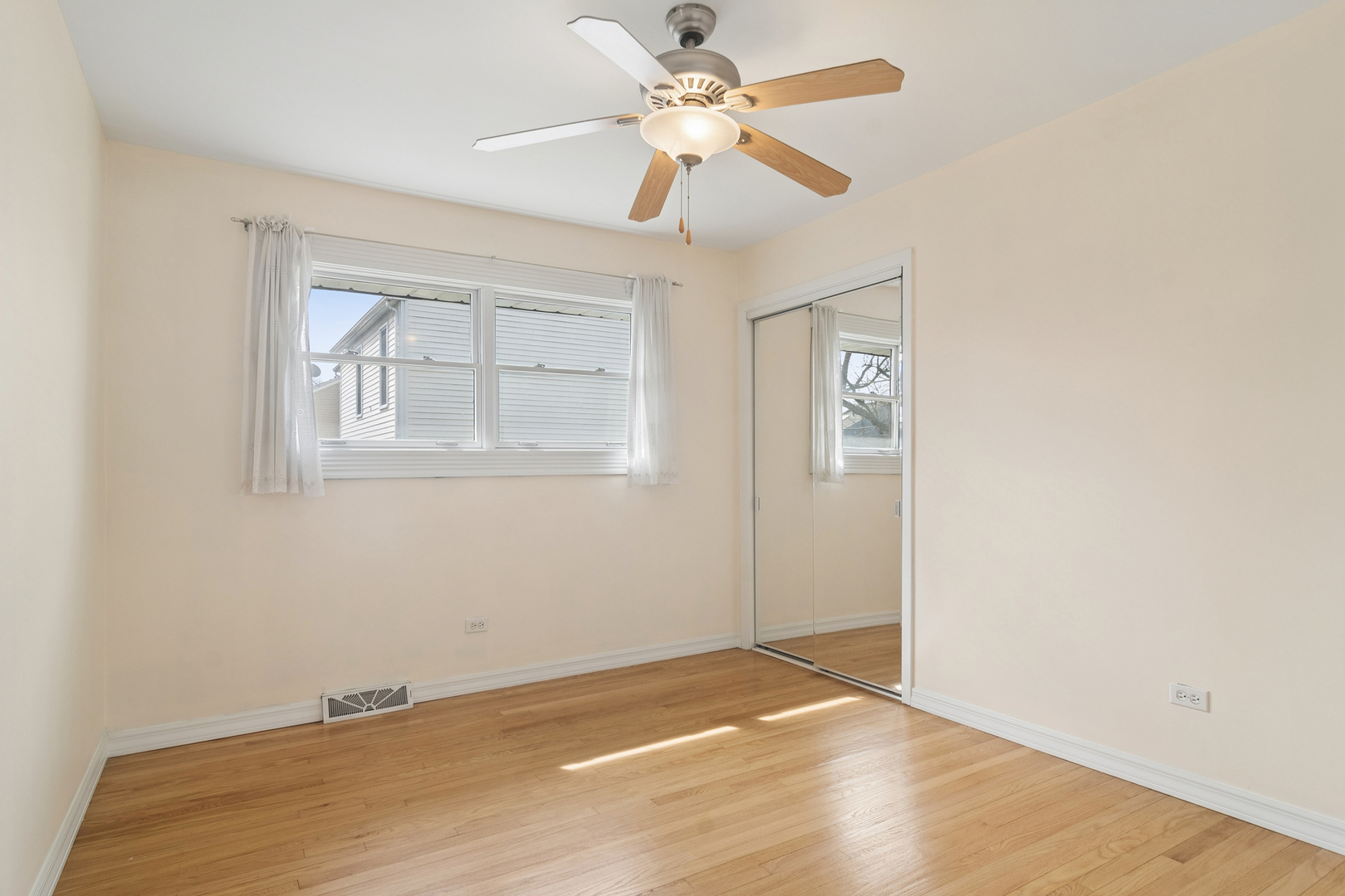 1119 S Pine Avenue, Arlington Heights, IL 60005