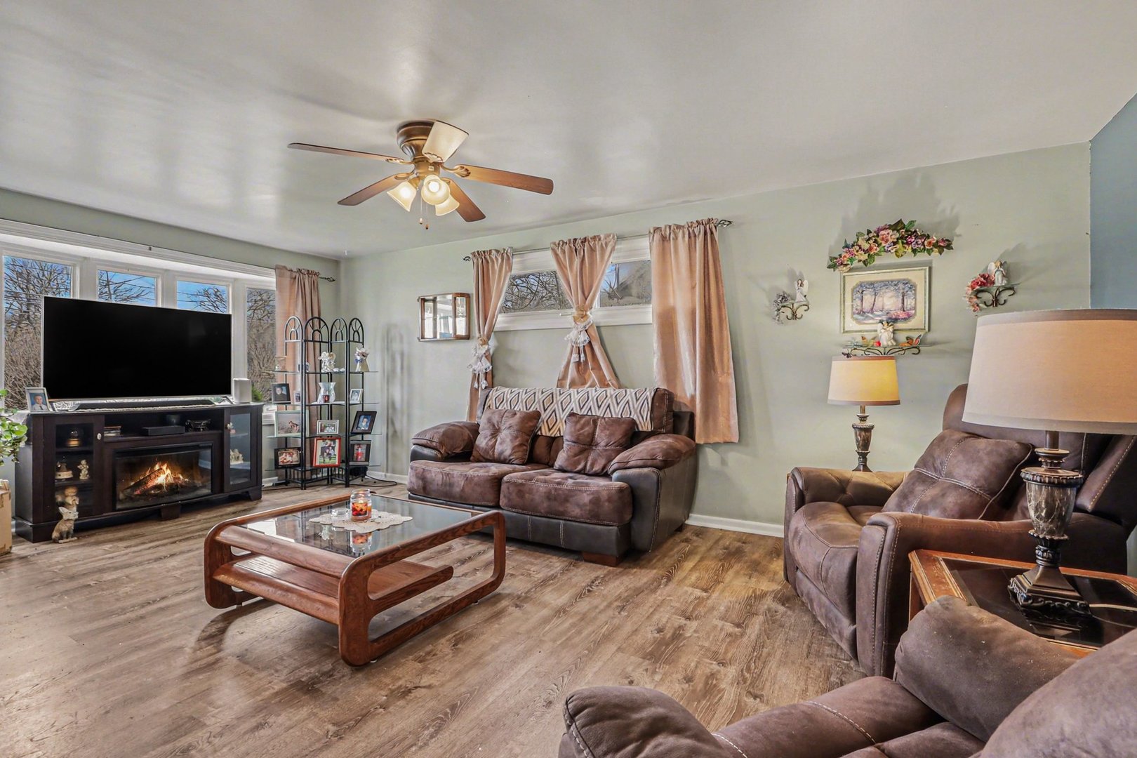 900 Old Indian Trail, Aurora, IL 60506