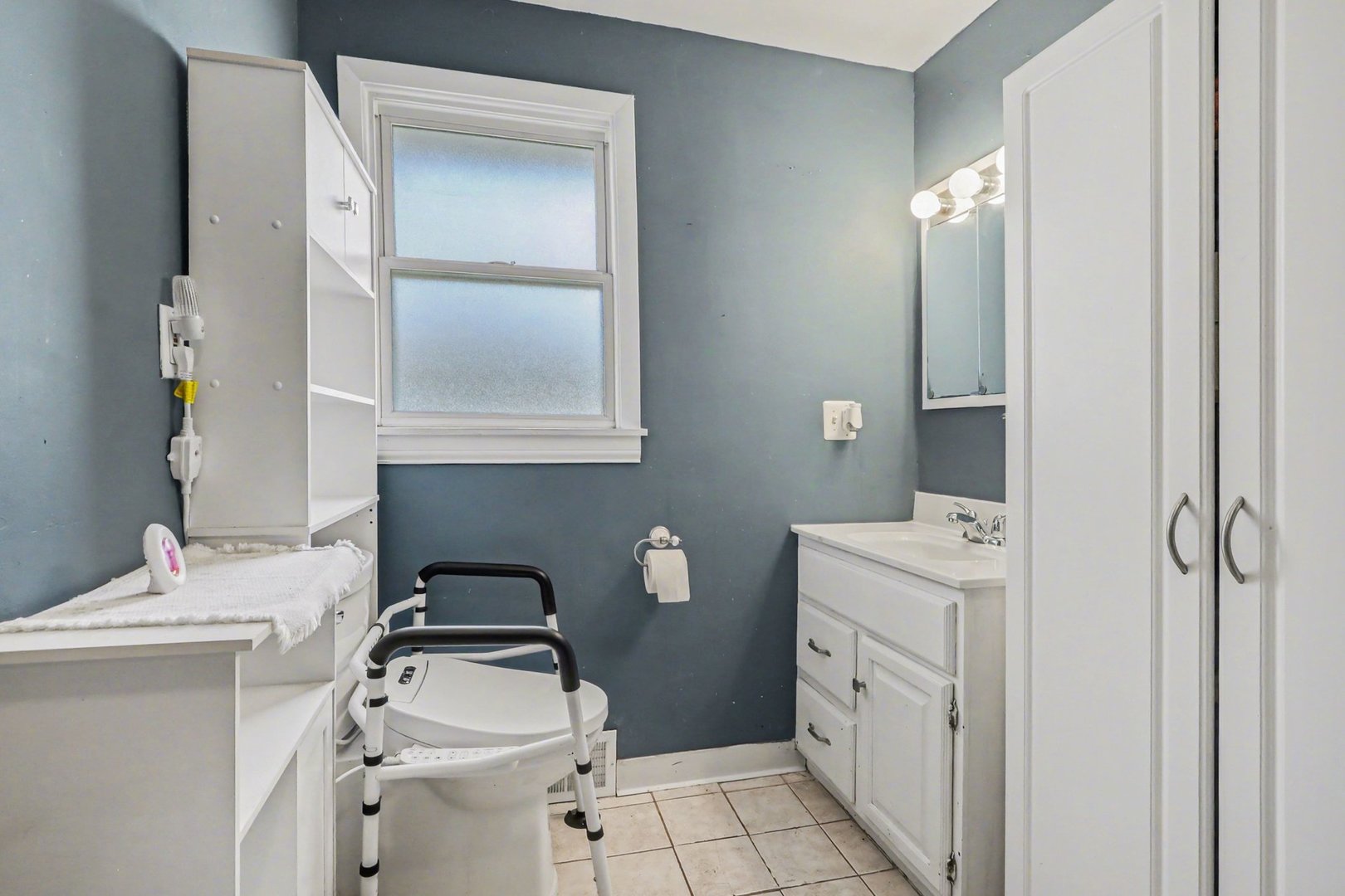 900 Old Indian Trail, Aurora, IL 60506