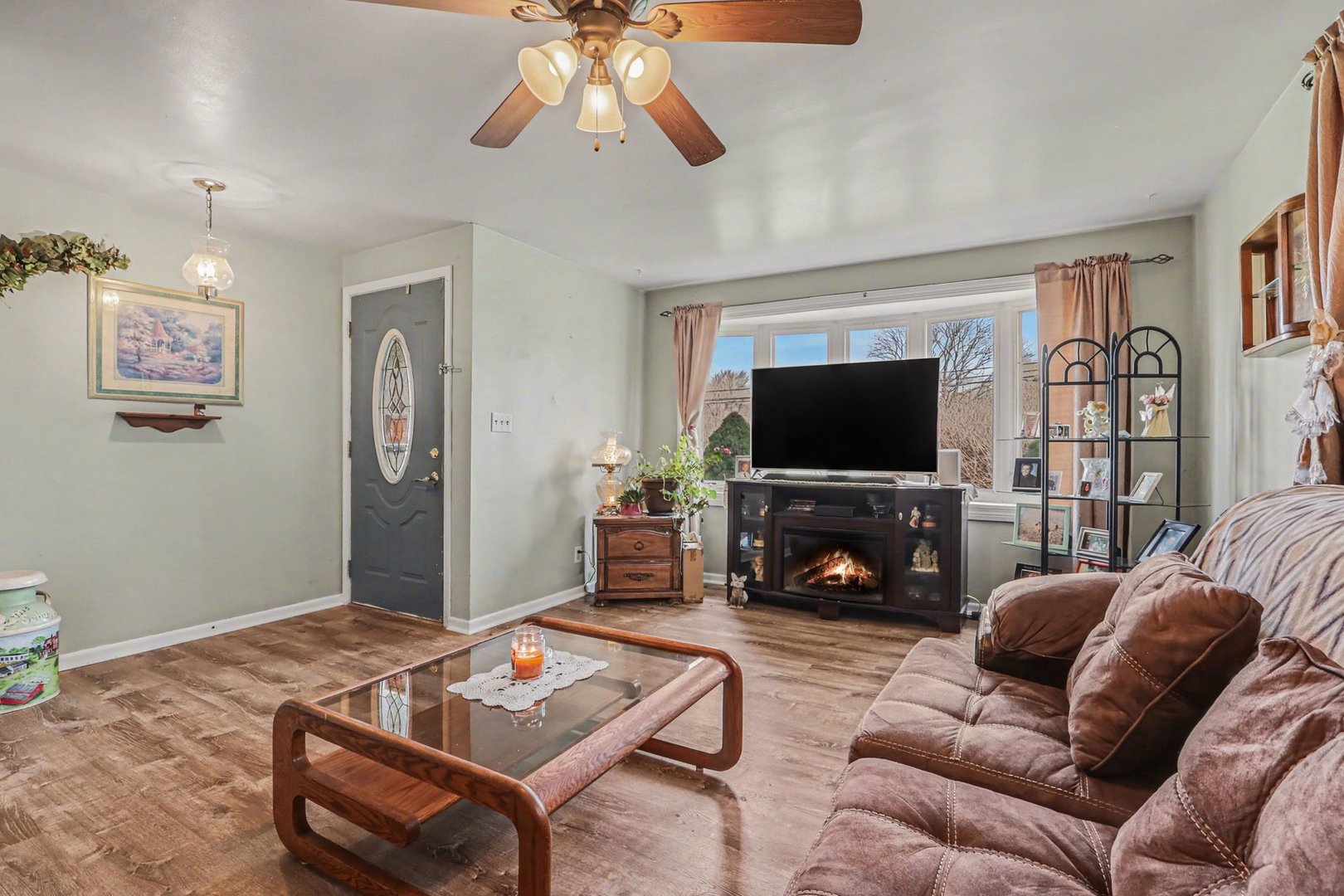 900 Old Indian Trail, Aurora, IL 60506