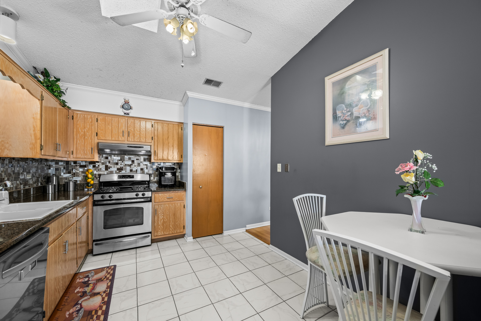 9130 W 95th Street #3B, Hickory Hills, IL 60457