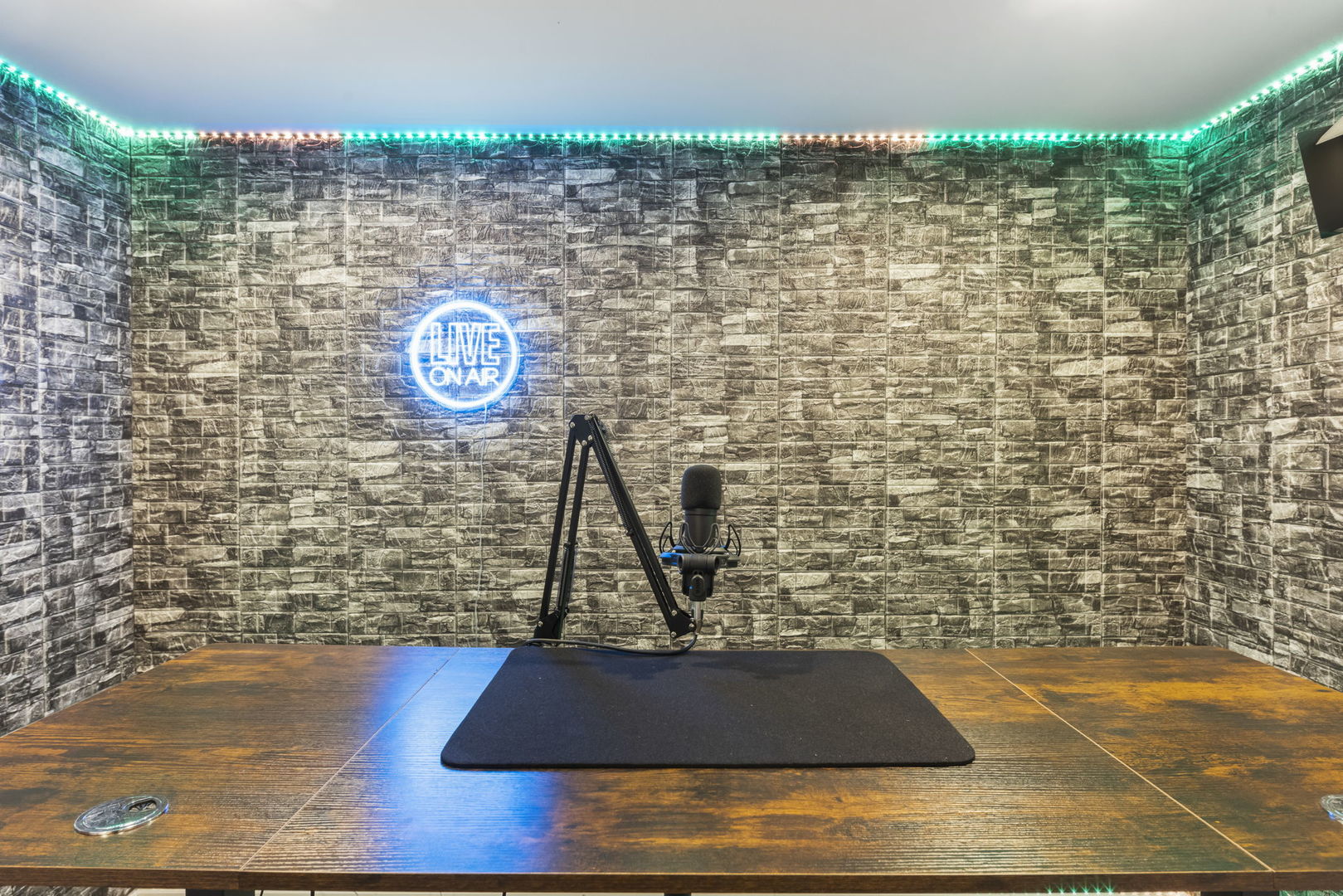 1480 Colorado Avenue, Aurora, IL 60506