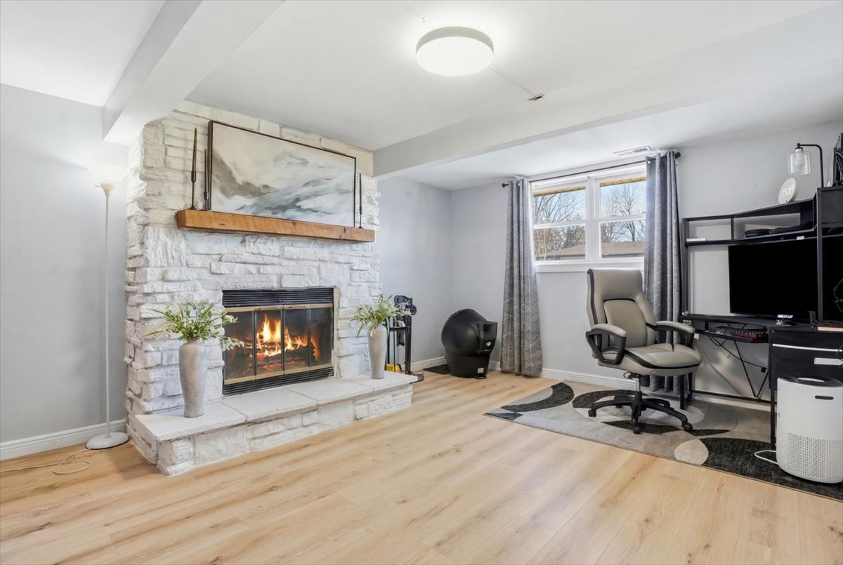 394 Northgate Road, Lindenhurst, IL 60046