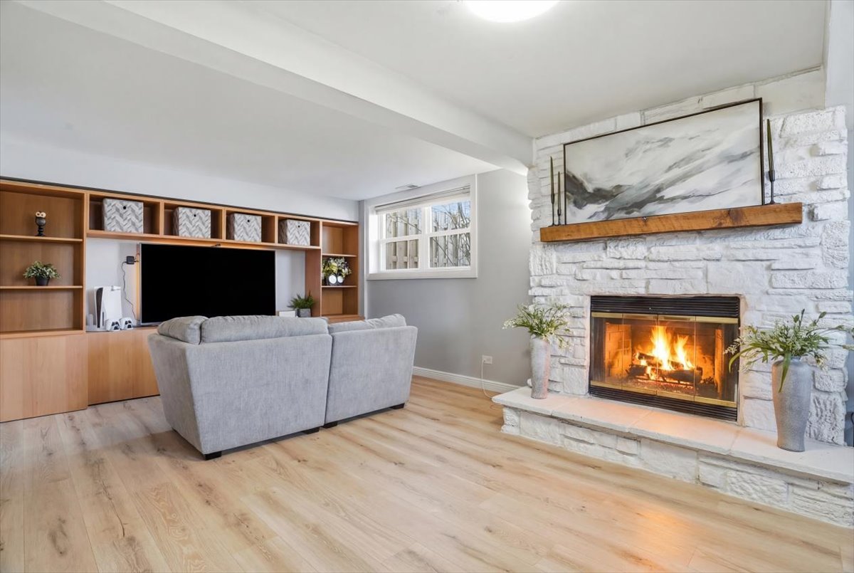 394 Northgate Road, Lindenhurst, IL 60046