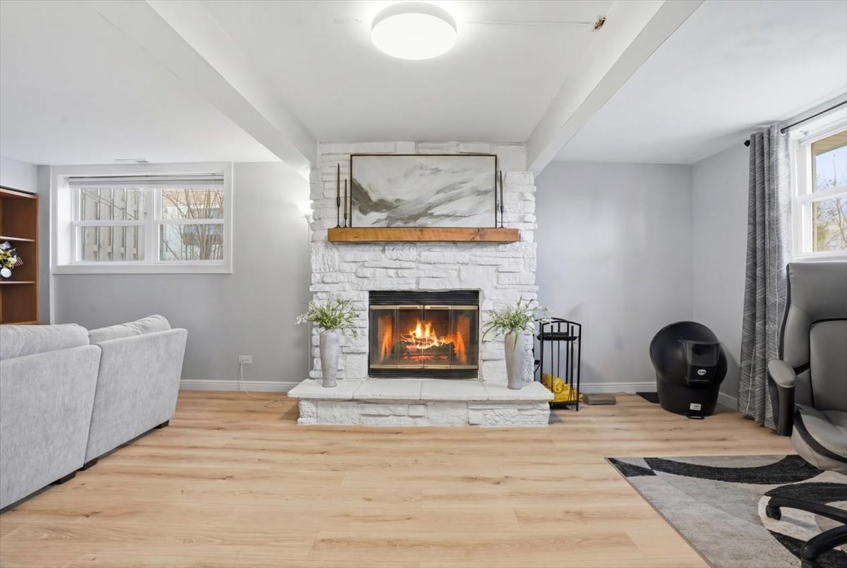 394 Northgate Road, Lindenhurst, IL 60046