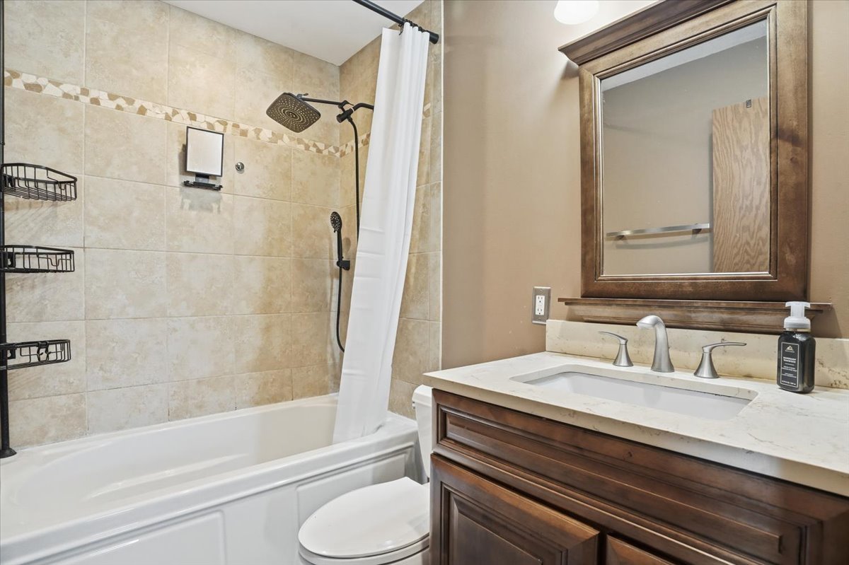 394 Northgate Road, Lindenhurst, IL 60046