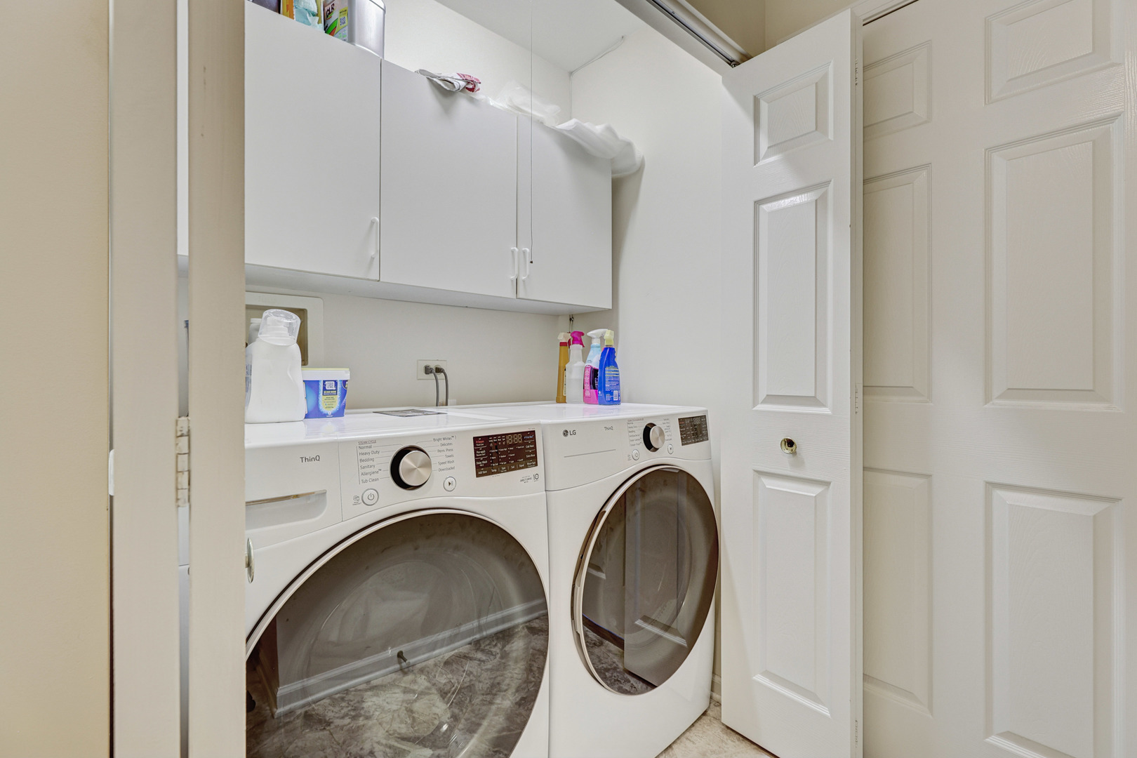 102 N Crooked Lake Lane, Lindenhurst, IL 60046