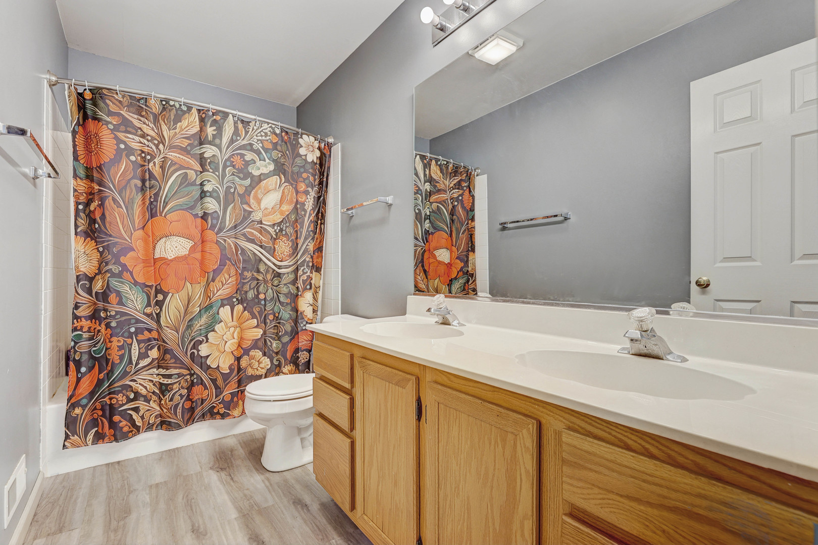 102 N Crooked Lake Lane, Lindenhurst, IL 60046