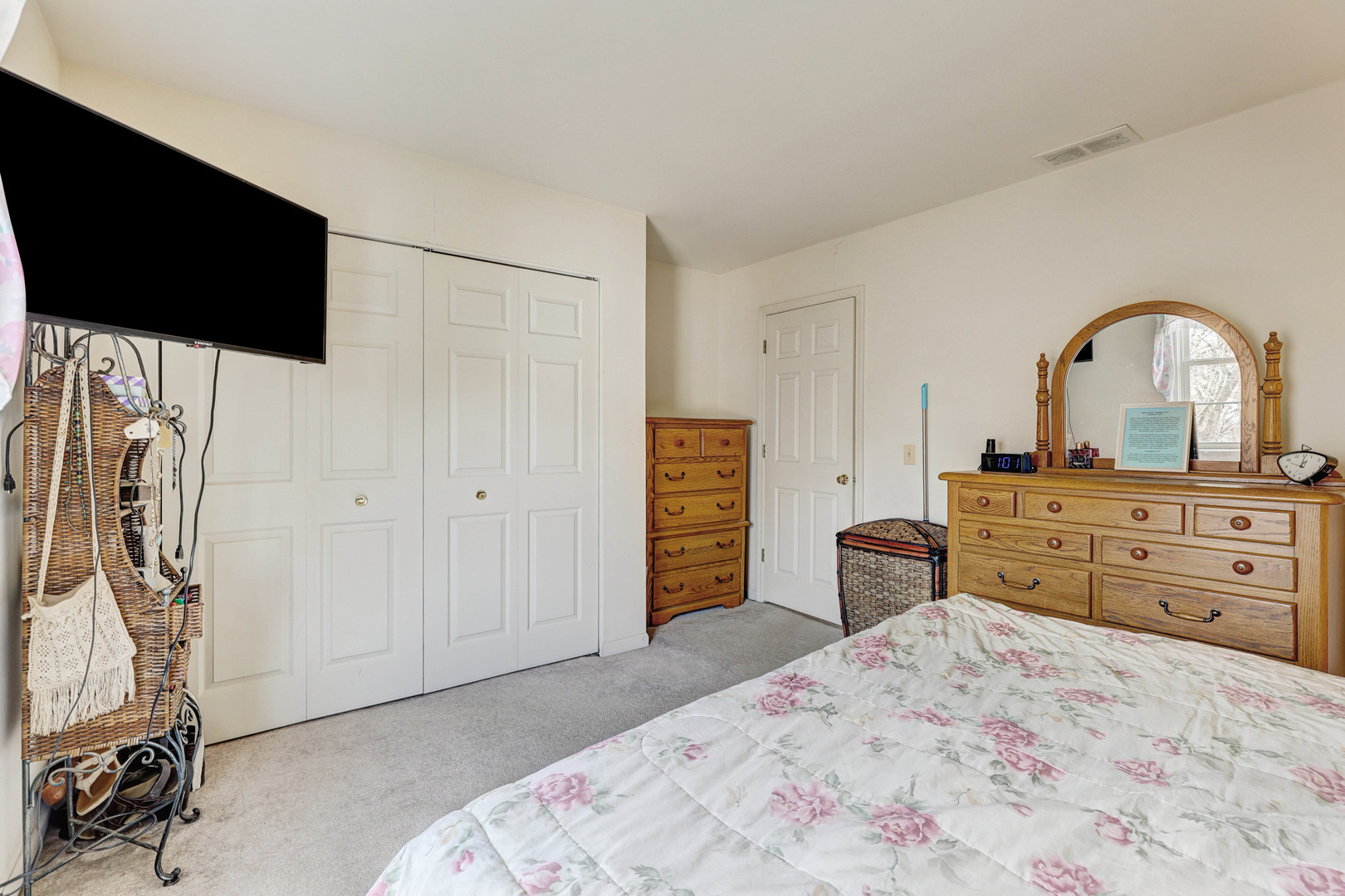 102 N Crooked Lake Lane, Lindenhurst, IL 60046