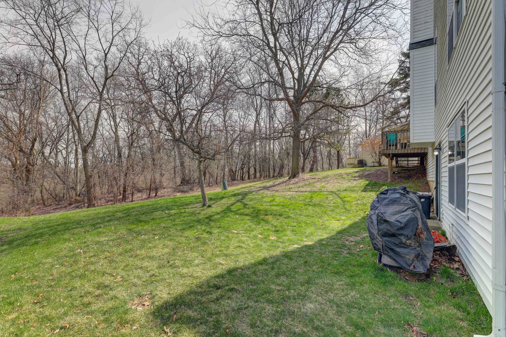 102 N Crooked Lake Lane, Lindenhurst, IL 60046