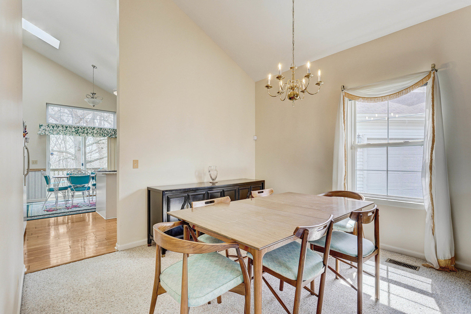 102 N Crooked Lake Lane, Lindenhurst, IL 60046