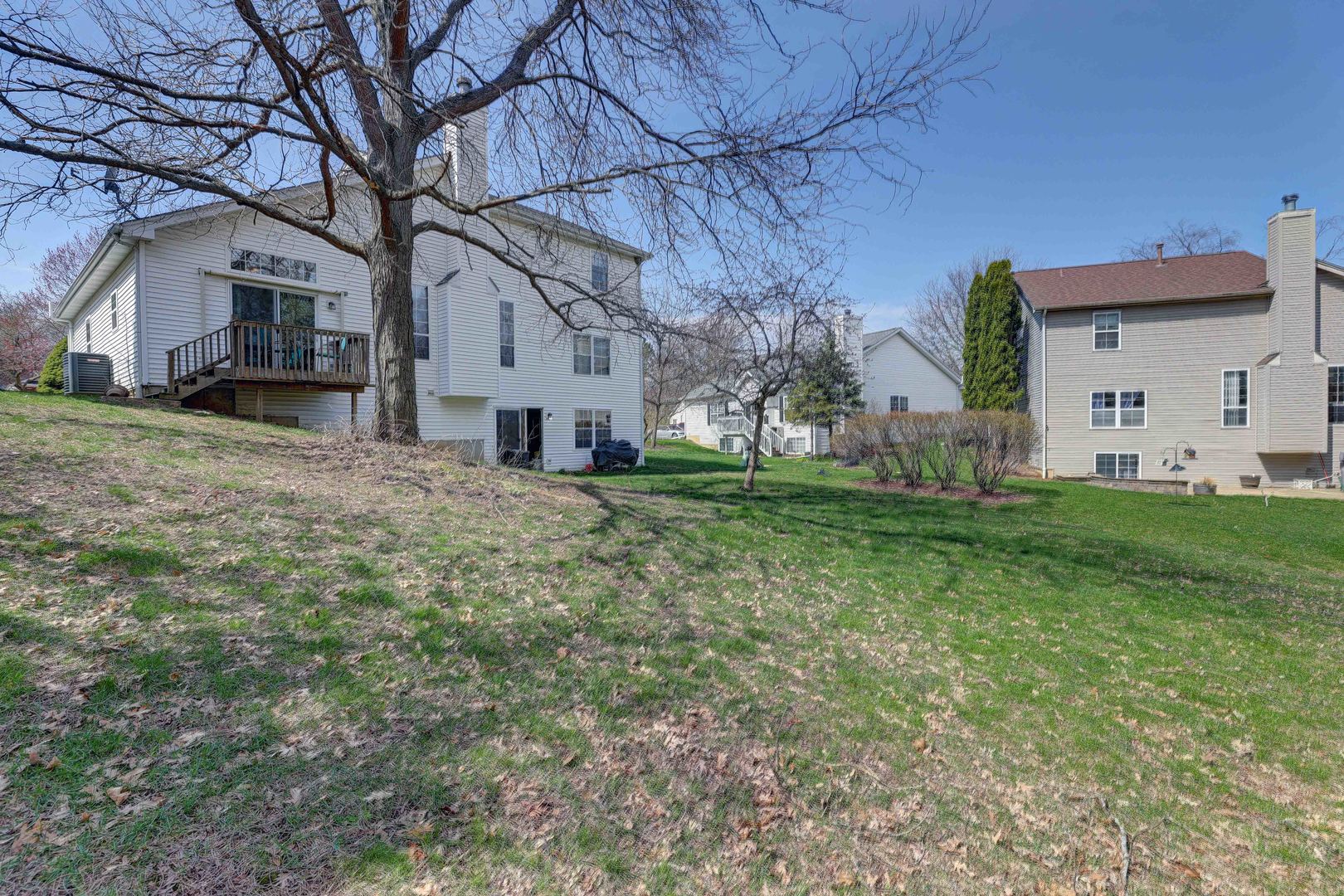 102 N Crooked Lake Lane, Lindenhurst, IL 60046